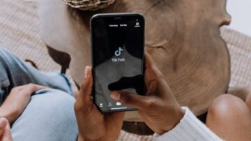 O której wstawiać TikToki? Sprawdź, kiedy najlepiej publikować na TikToku!