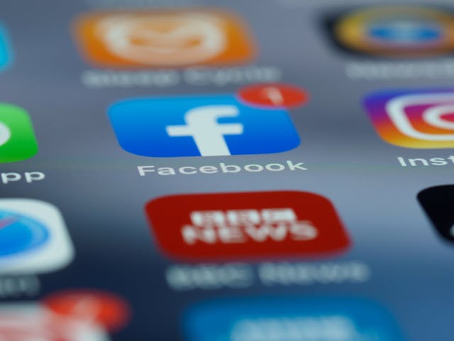 Meta AI w Facebook, WhatsApp, Messenger – co to jest i jak to wyłączyć?