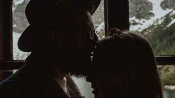 Opisy do zdjęcia z chłopakiem – sentencje i cytaty do zdjęć na Instagram na każdą okazję