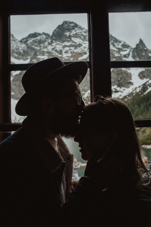 Opisy do zdjęcia z chłopakiem – sentencje i cytaty do zdjęć na Instagram na każdą okazję