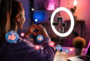 Ile zarabiają twórcy TikTok Live? Prawda o giftach, stawkach i pieniądzach z transmisji na żywo